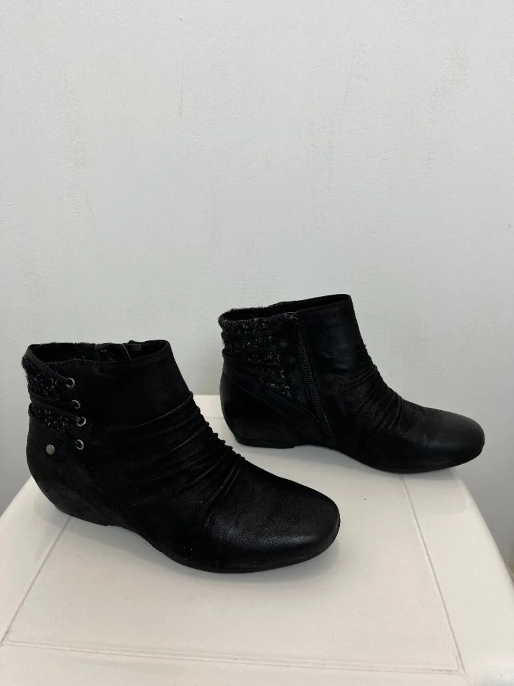 Baretraps Women Black Wedge Ankle Booties Boots 7M Peanut Side Zip Cushion New
